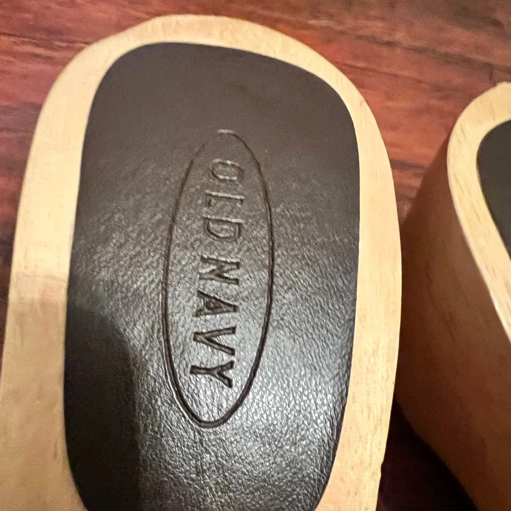 Old Navy wedge sandals, size 6